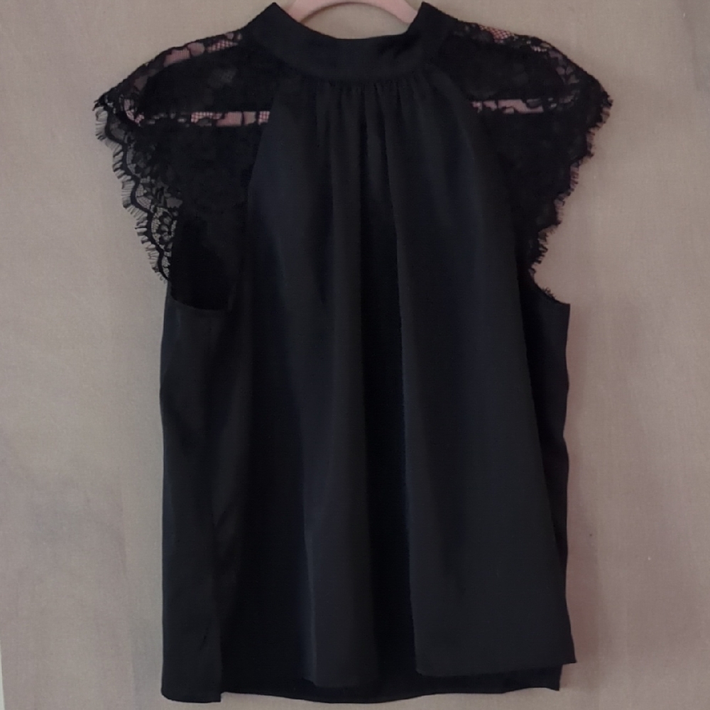 Vince Camuto Black Lace Cap Sleeve Blouse Size L 2 Button Closure At Neck